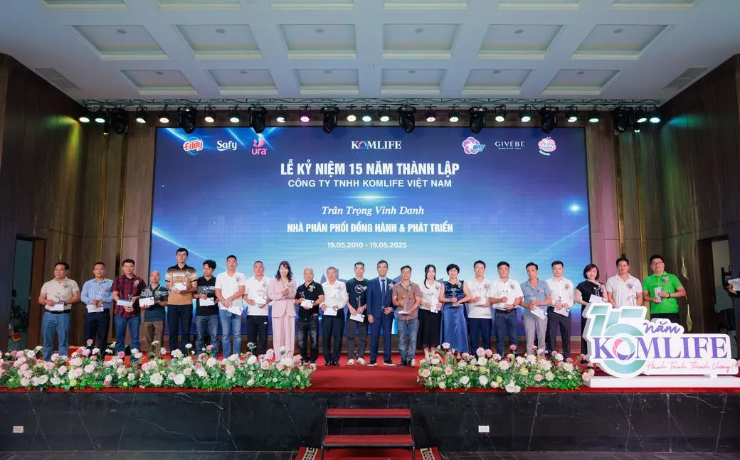 Lễ kỷ niệm 15 năm thành lập — vinh danh các nhà phân phối đồng hành và phát triển.