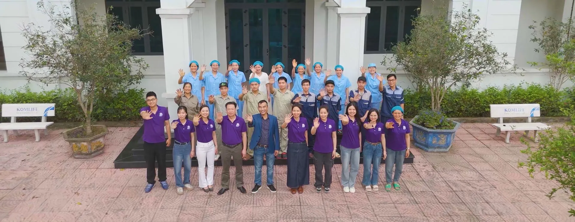 Tập thể cán bộ nhân viên Komlife trước nhà điều hành tại nhà máy Hưng Yên